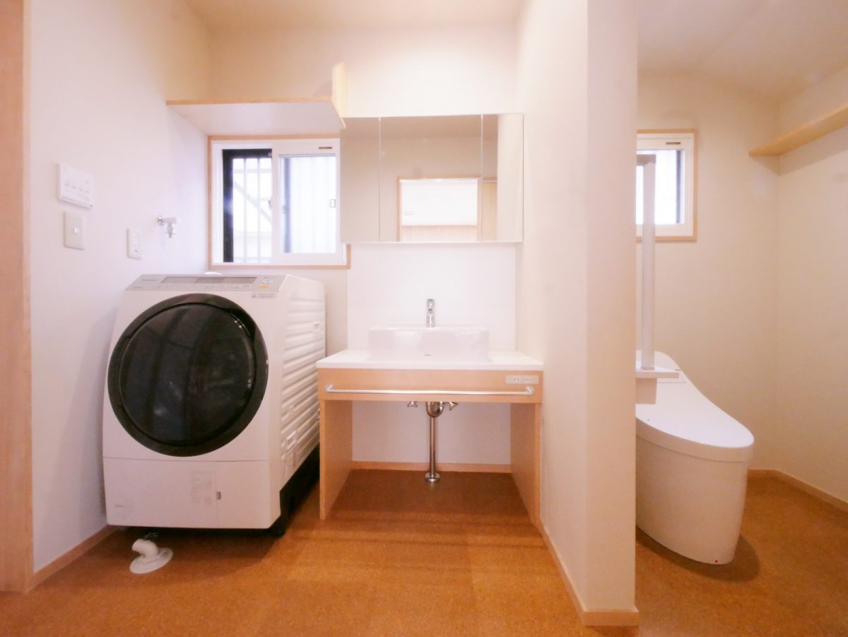 コルクタイルを敷き、造作の洗面所につくり変えました。もともとあった段差をなくし、扉を無くした新しいトイレに。