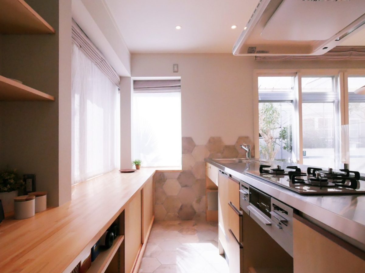 造作収納で食器もたっぷり入ります