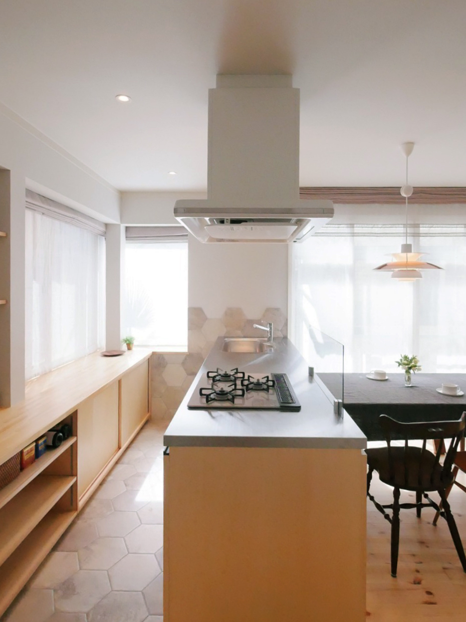 明るい光が入る造作キッチン