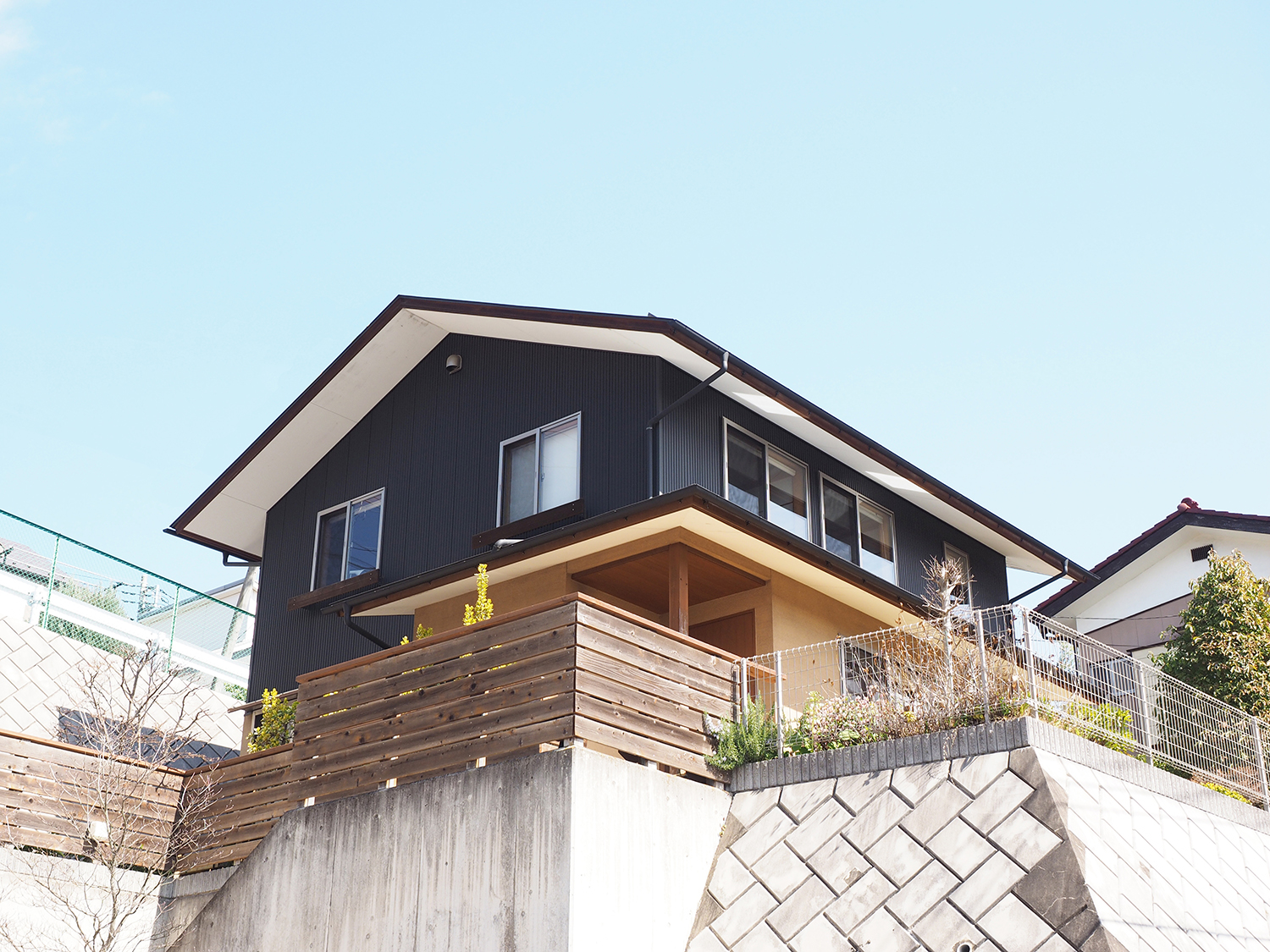 見晴らしの良い擁壁の上に建つ