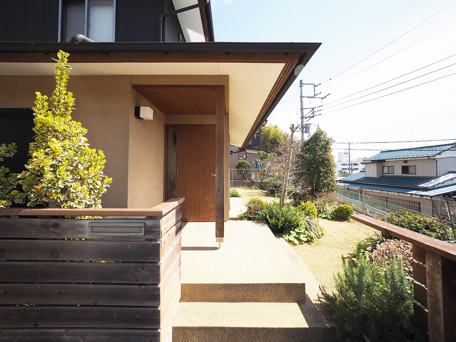 玄関アプローチ。出入りするたびに豊かな庭と綺麗な景色が望めて気持ちがいいです。