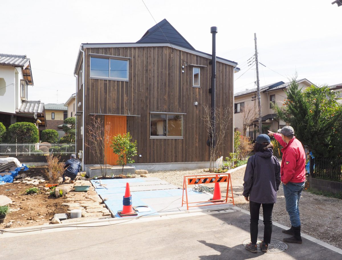 足場が取れた現場で、造園工事が進んでいます。