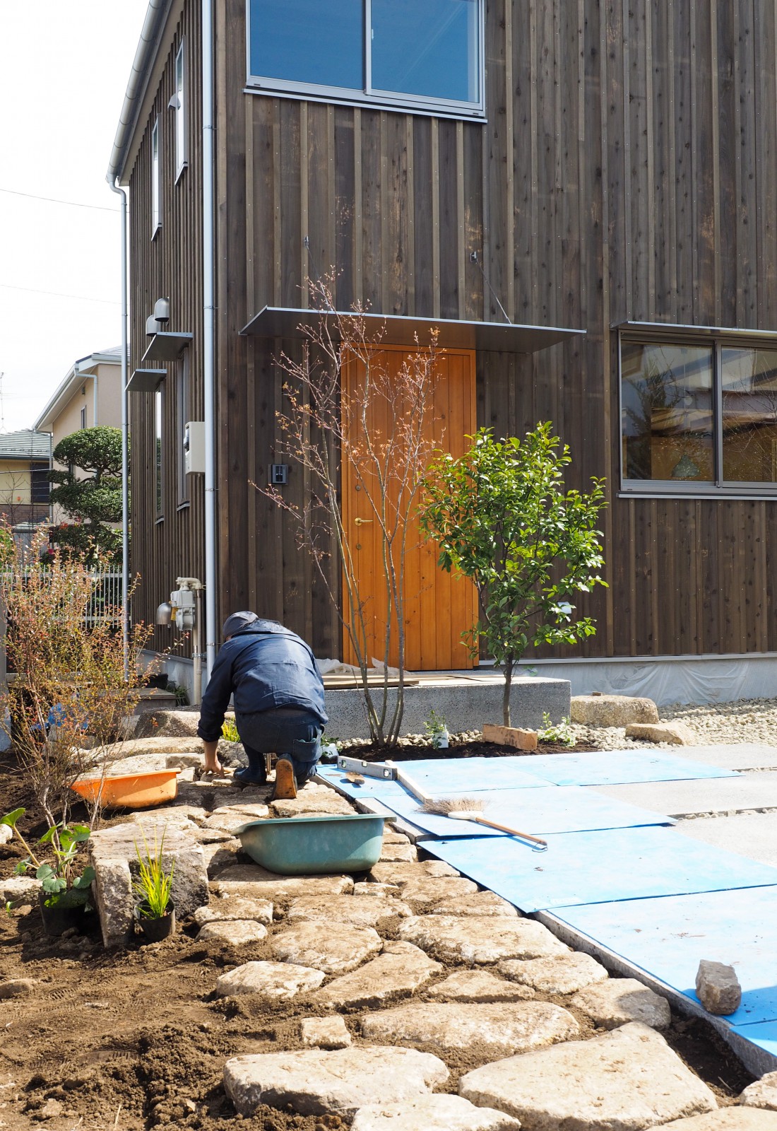 玄関アプローチから眺める。