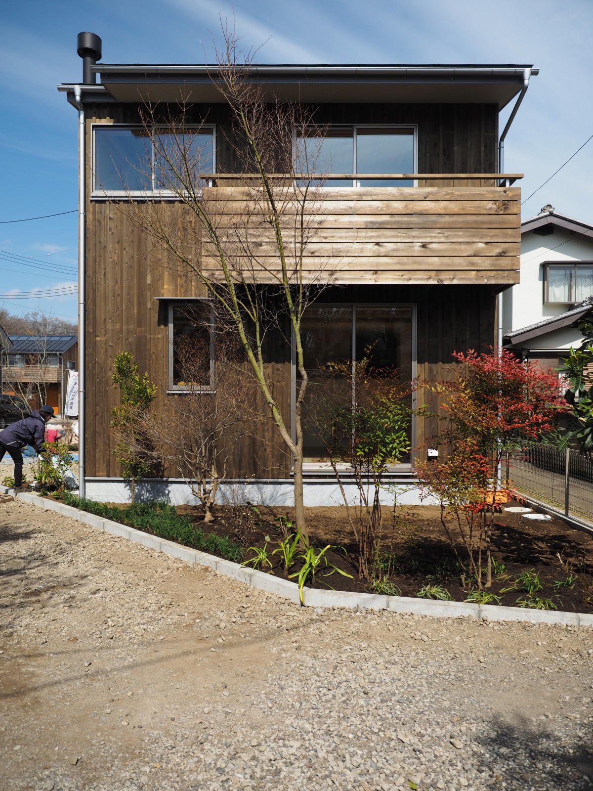 南側の庭の植栽が入りました。