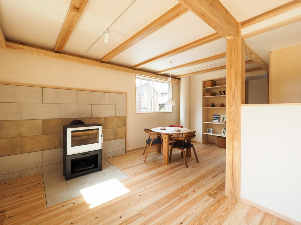 リビングダイニング。大黒柱や構造材は多摩産材。