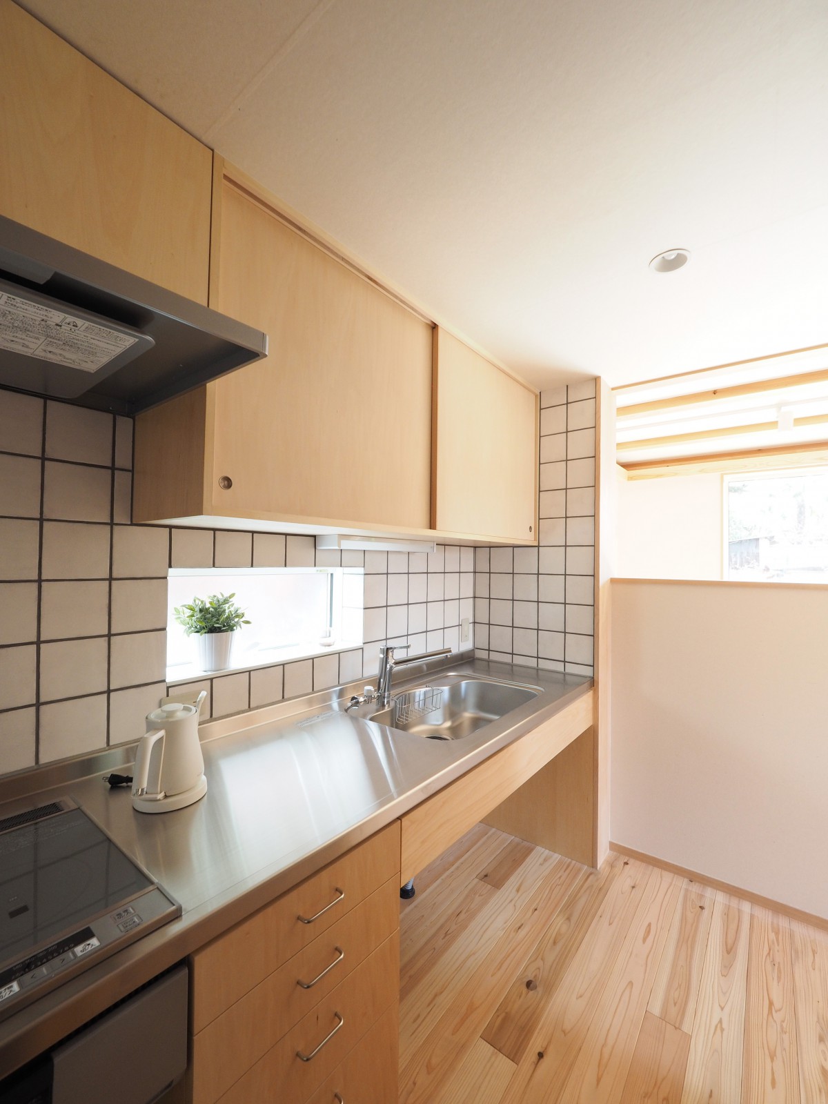 キッチン壁面もタイル仕上げ