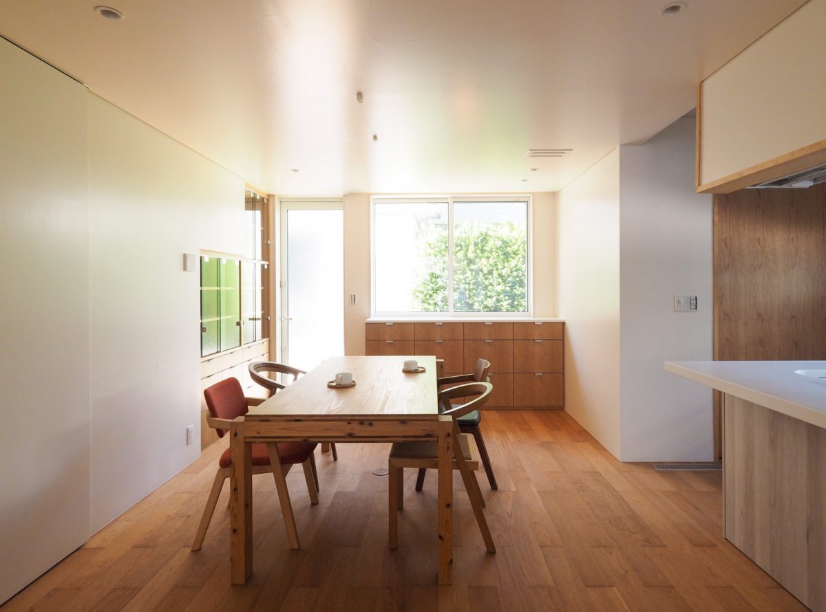 ダイニング。屋外の光が半艶仕上げの壁面に反射しながら美しくまわりこむ。