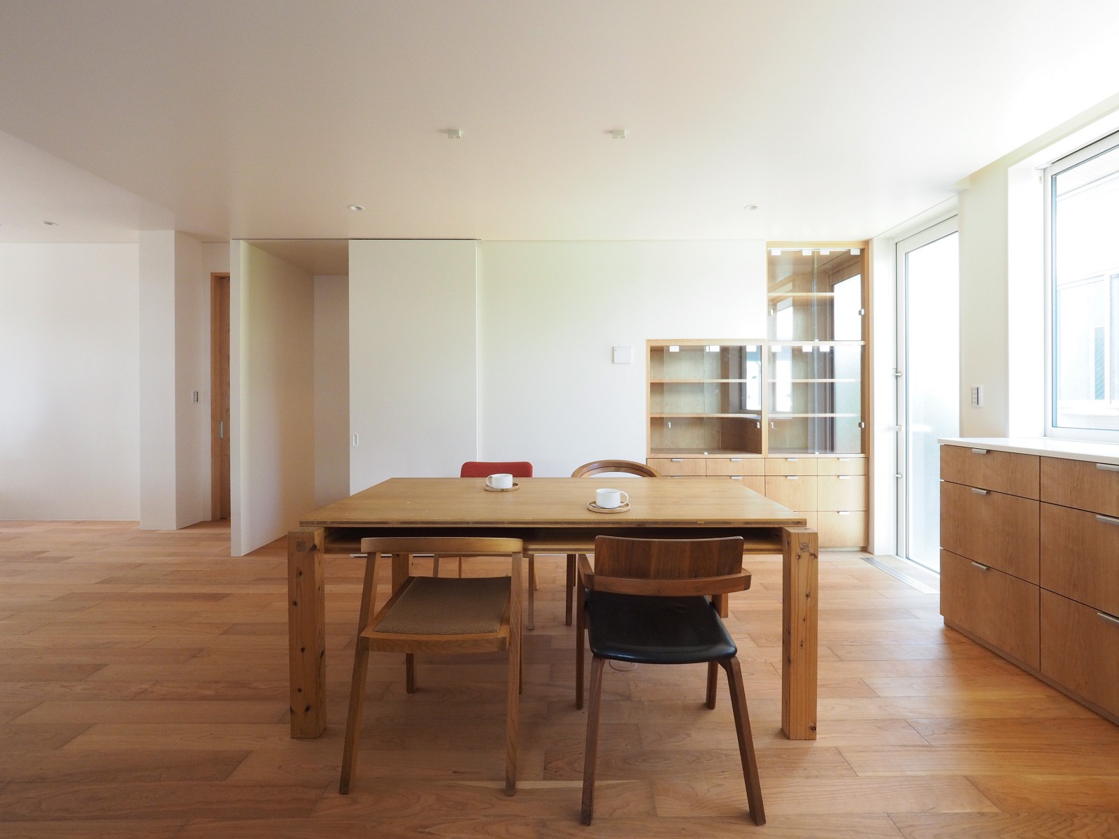 室内は引き戸を多く採用。