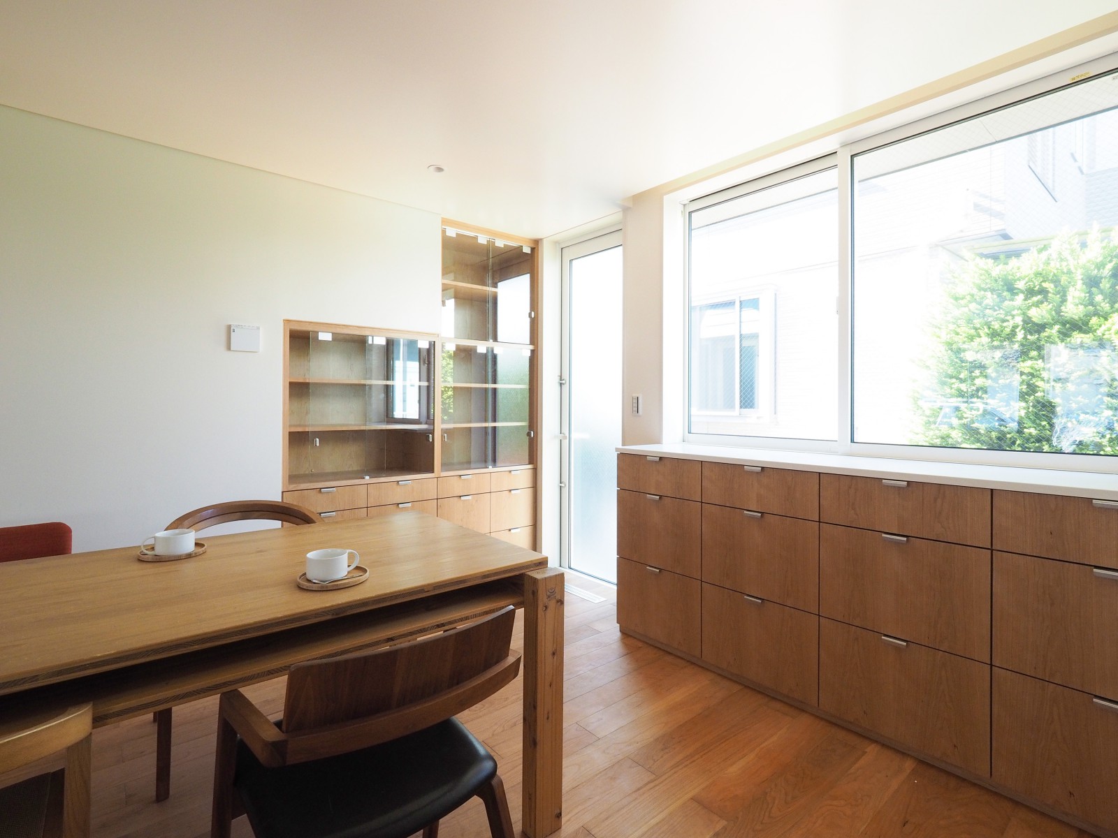 造り付けの収納・建具。