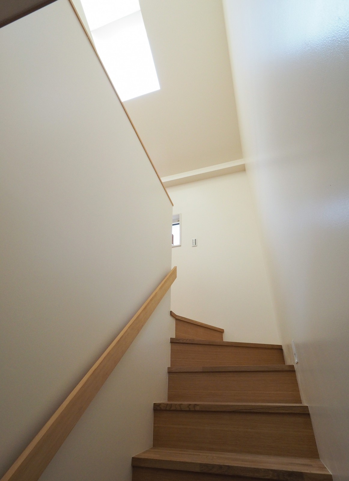 階段にも天窓からの光が差し込む