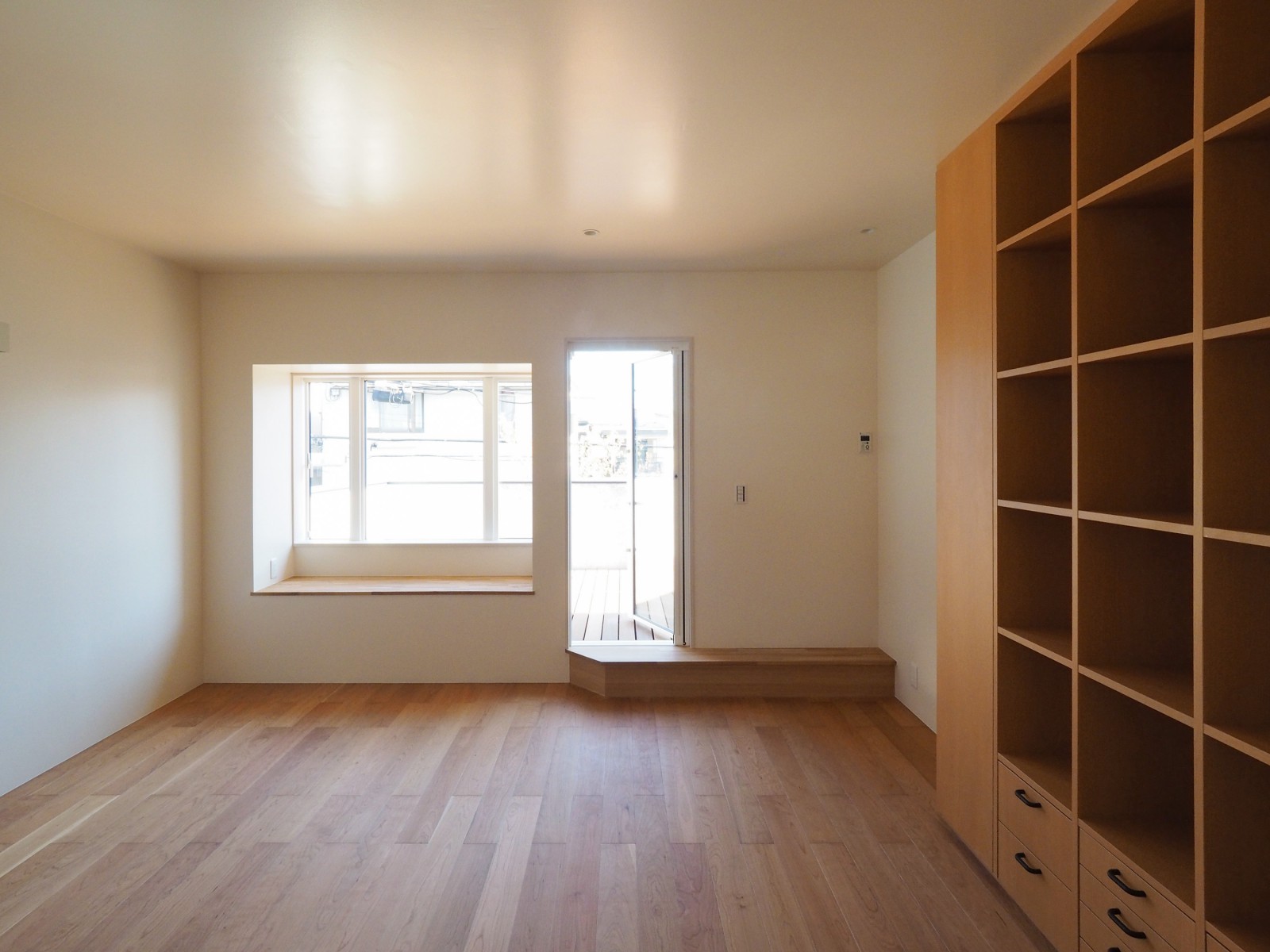 二階居室からテラスを眺める