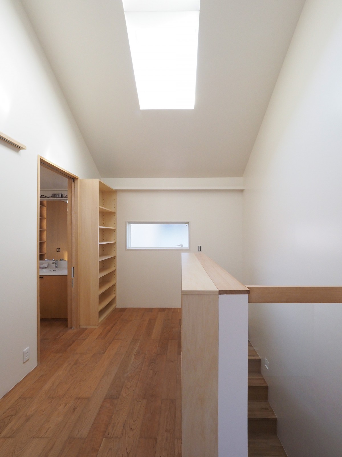 二階廊下スペースには書庫を設けている