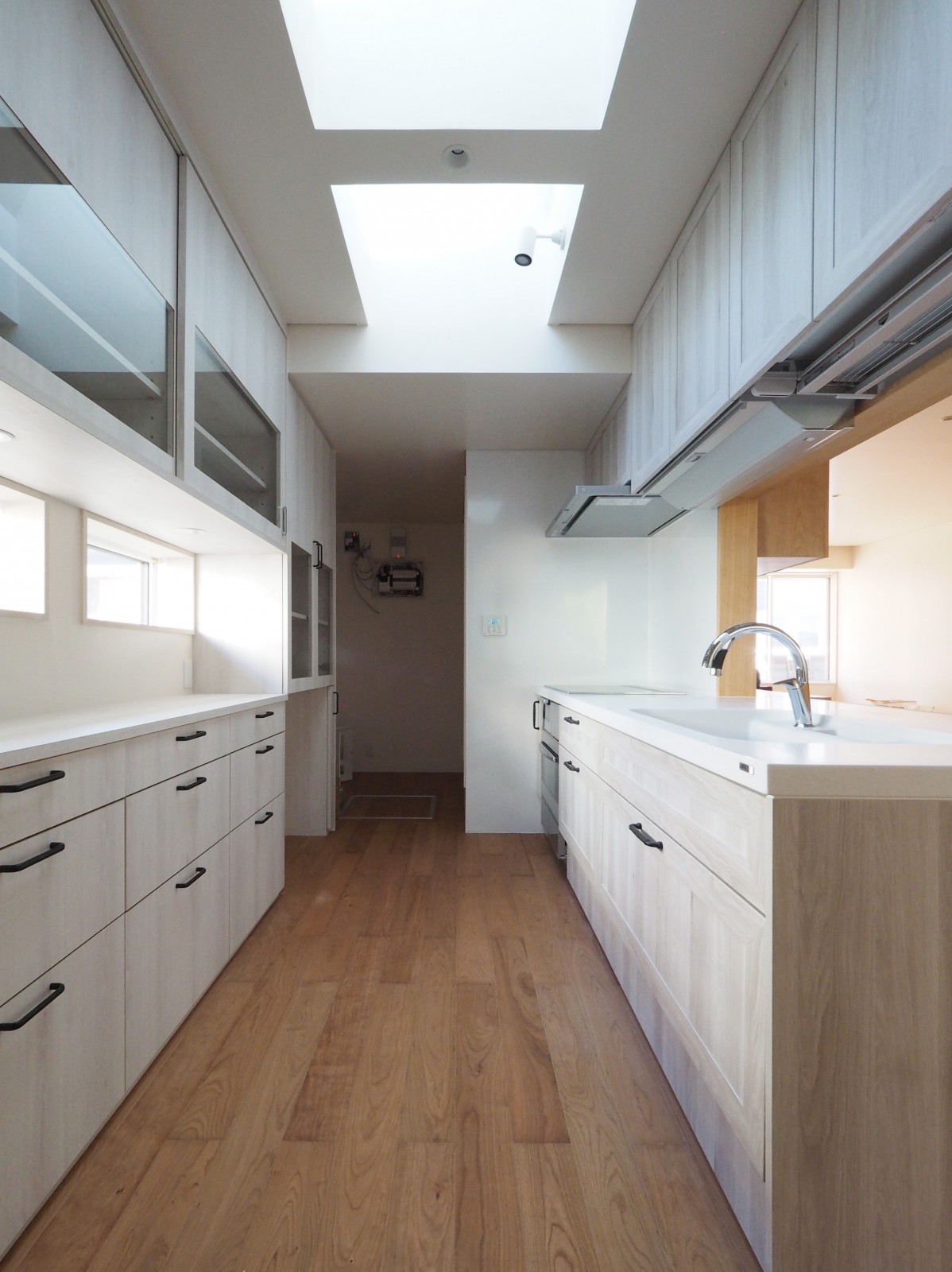 キッチンからパントリーを眺める