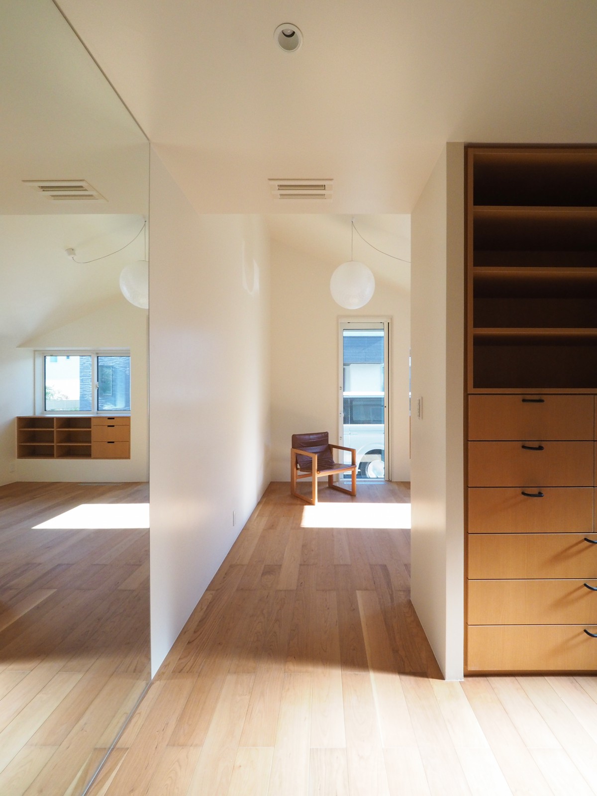 寝室手前にはウォークインクローゼット。壁面に鏡を施工して空間をすっきりと見せている