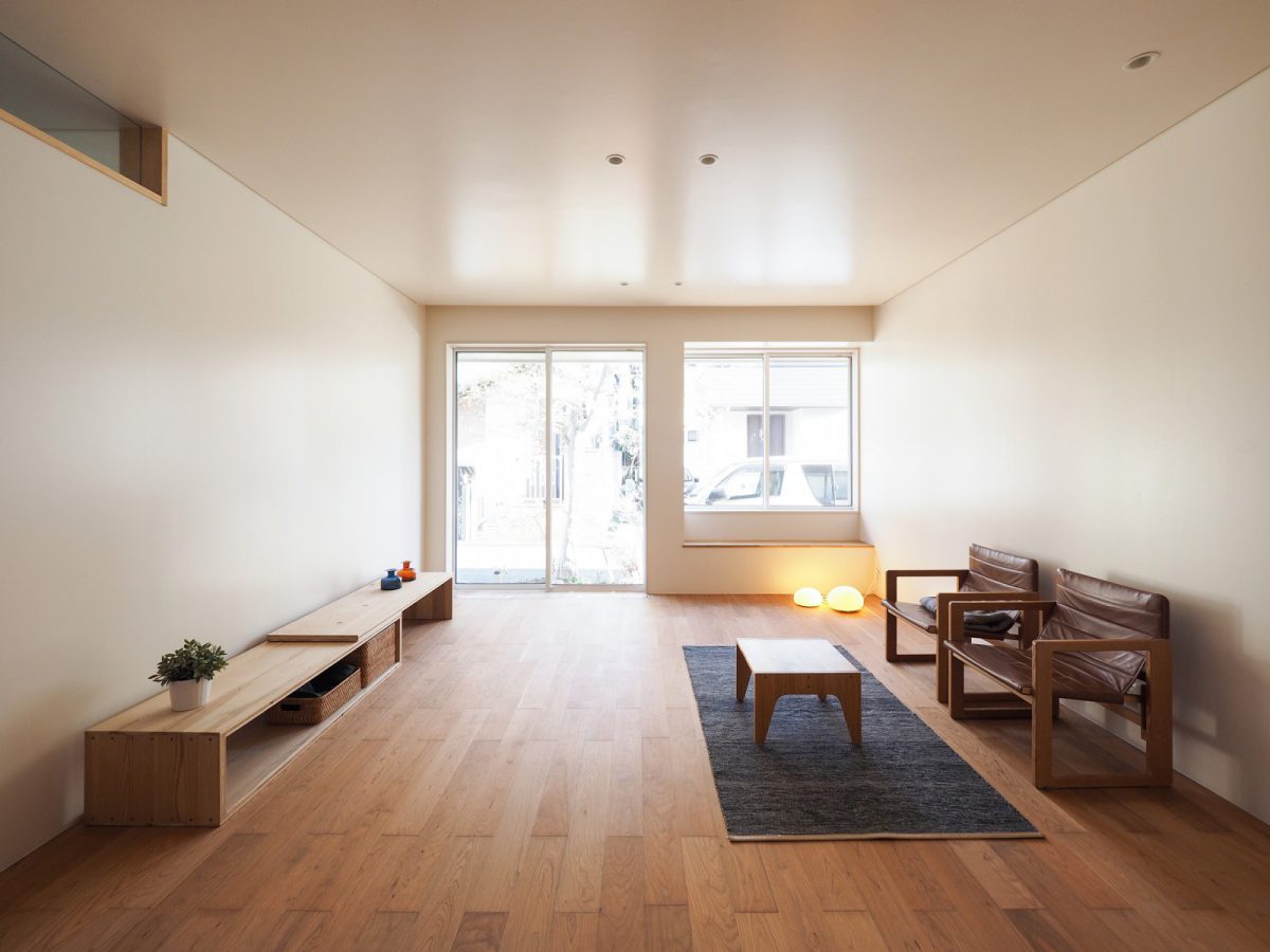 リビング。はき出しの窓からは建築前からあった樹木を残している。床材はチェリー。