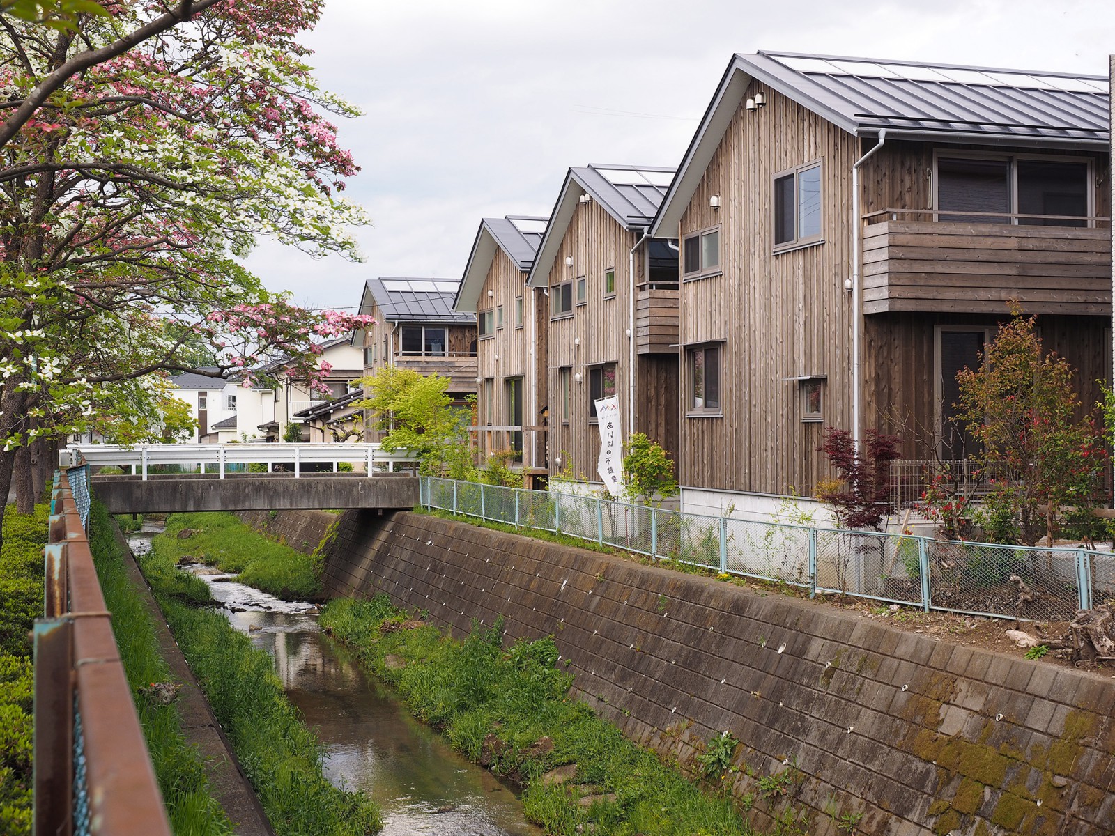 ソーラータウン八国山に立ち並ぶ木造ドミノ住宅の様子。