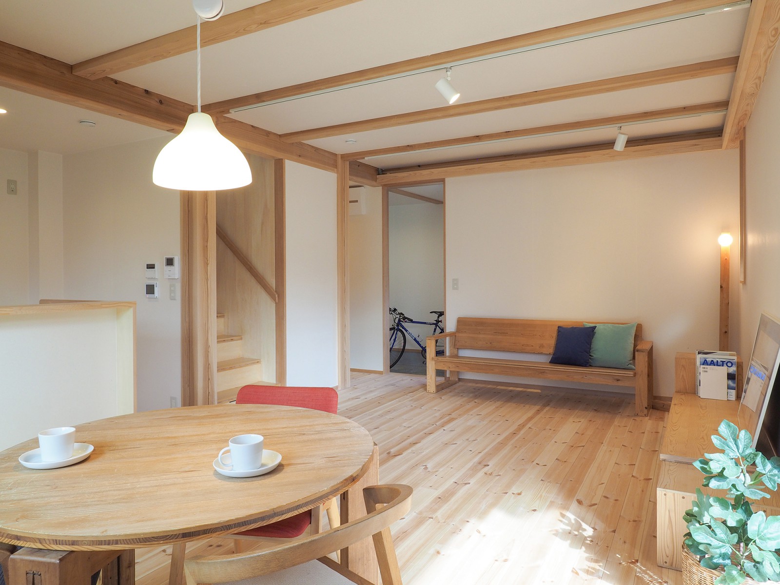 「大工の手」家具を設置し暮らしのイメージを体感いただけます。