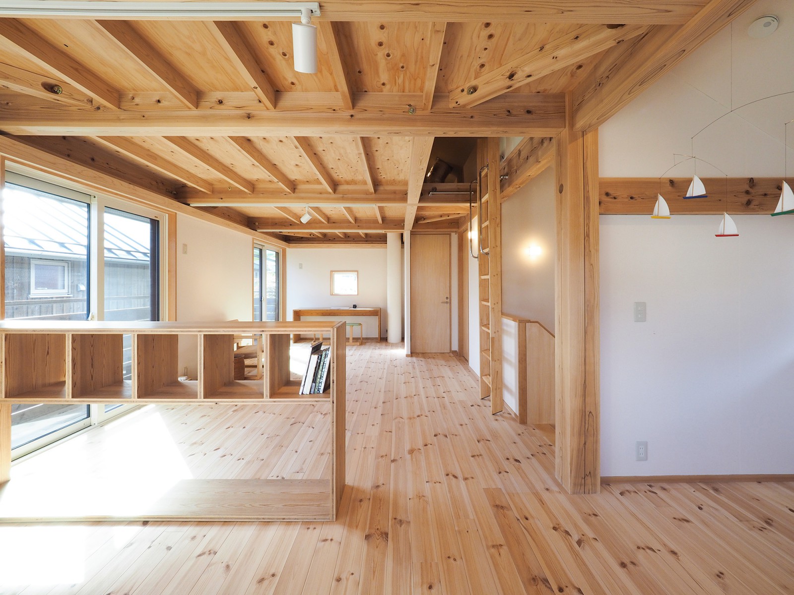 オープンな室内空間。壁をたてて寝室や居室だけでなくリモートワークのためのスペースを設けることも可能。