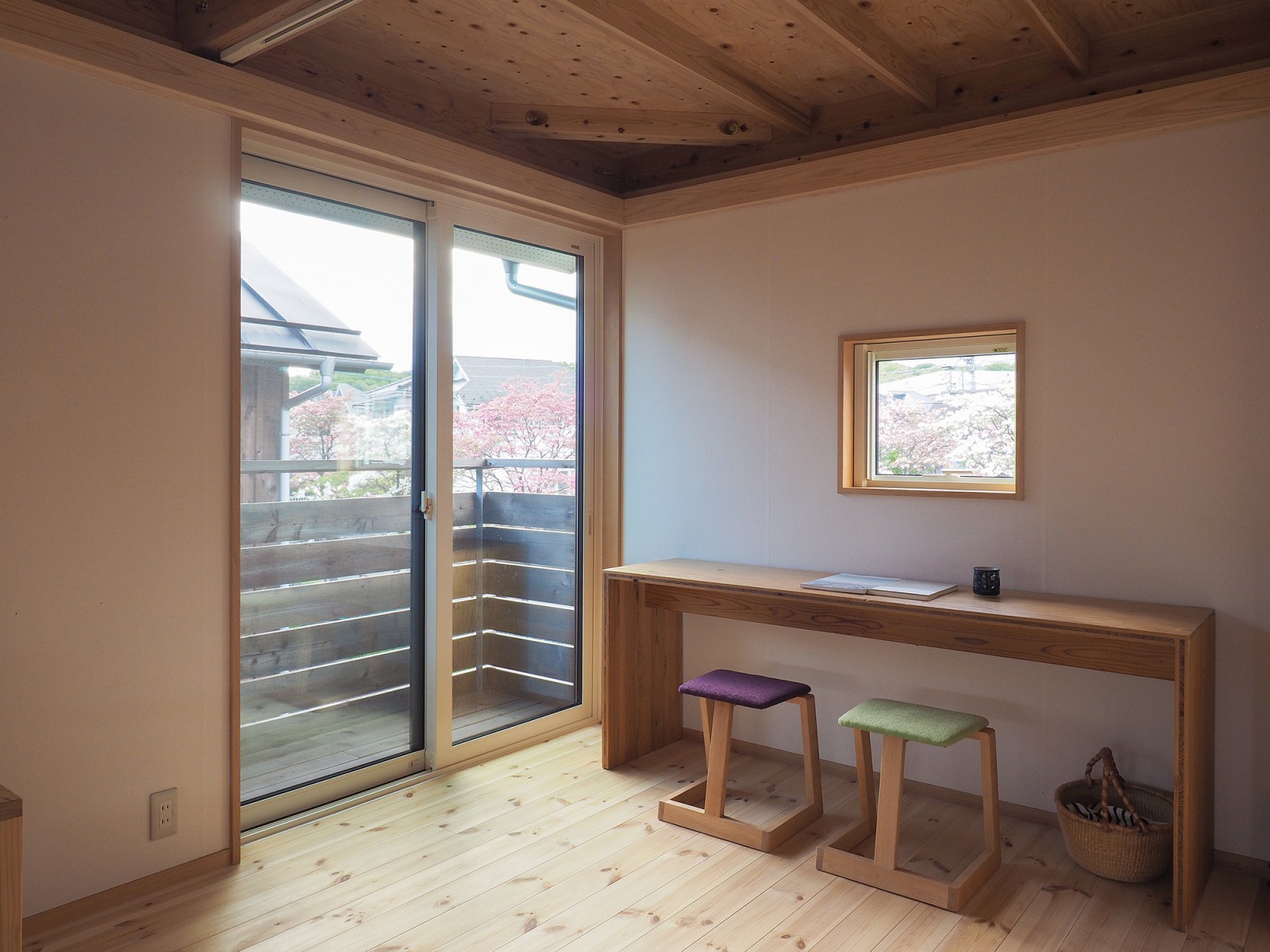 窓の外に彩り豊かな樹々を眺められます。