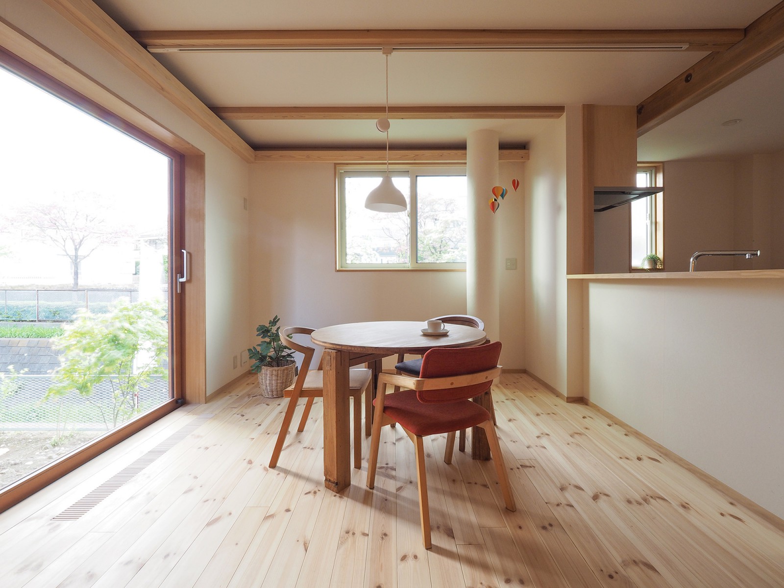 アイランドプロファイル社の木製サッシが屋外の景色を切り取ります。