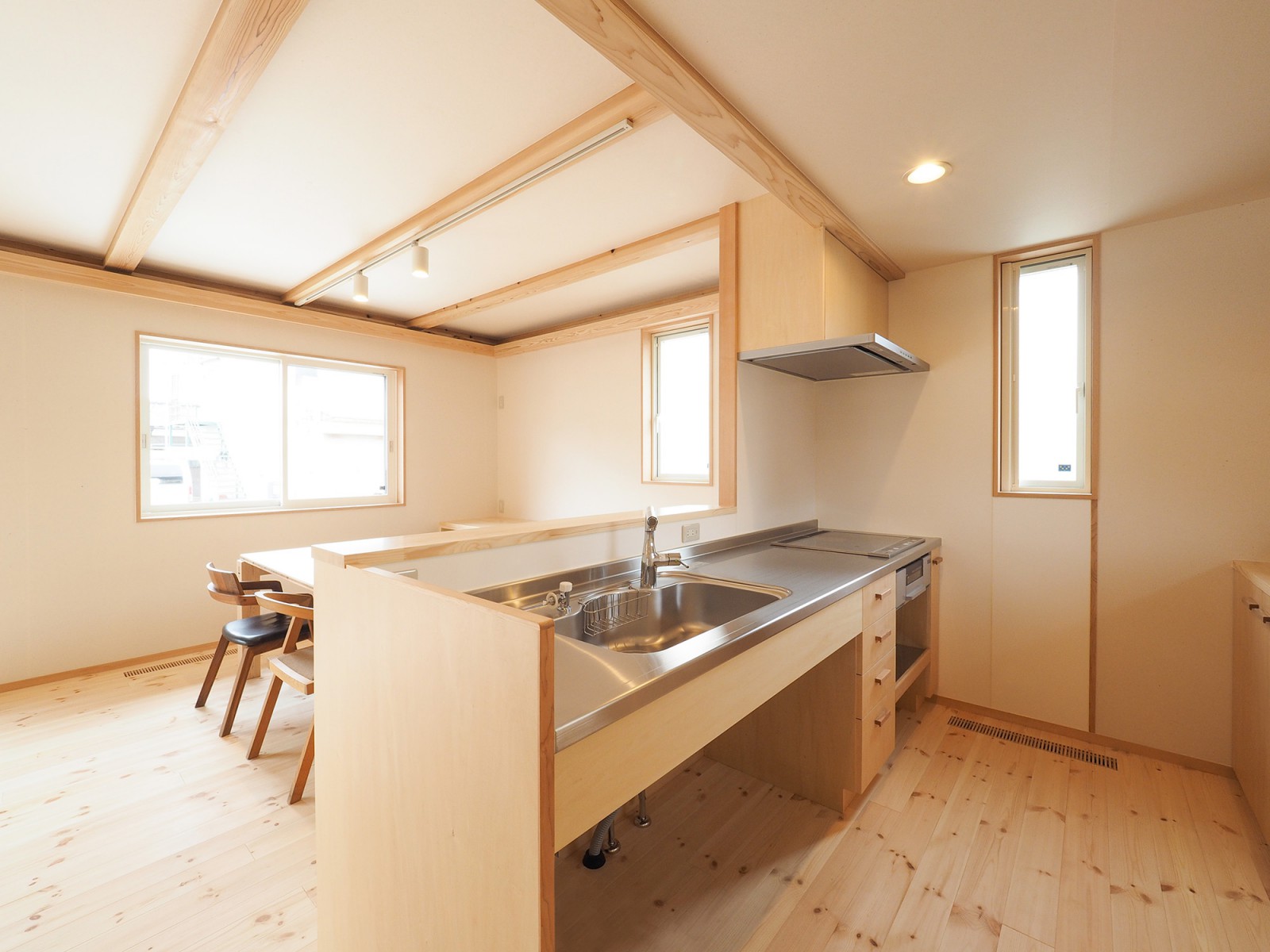  キッチンからダイニングを眺める