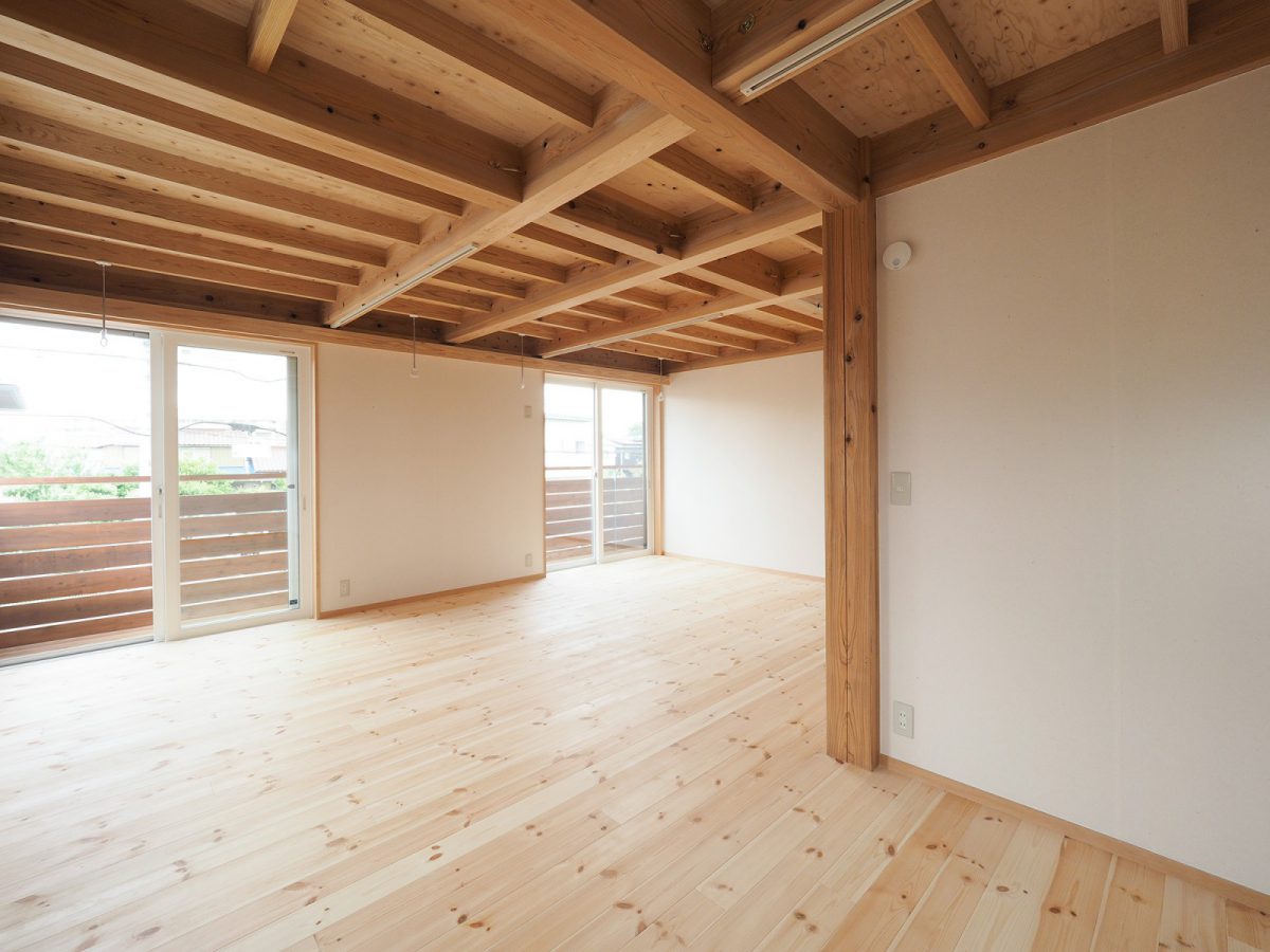 2階もオープンな空間。間仕切り壁で部屋をつくっている