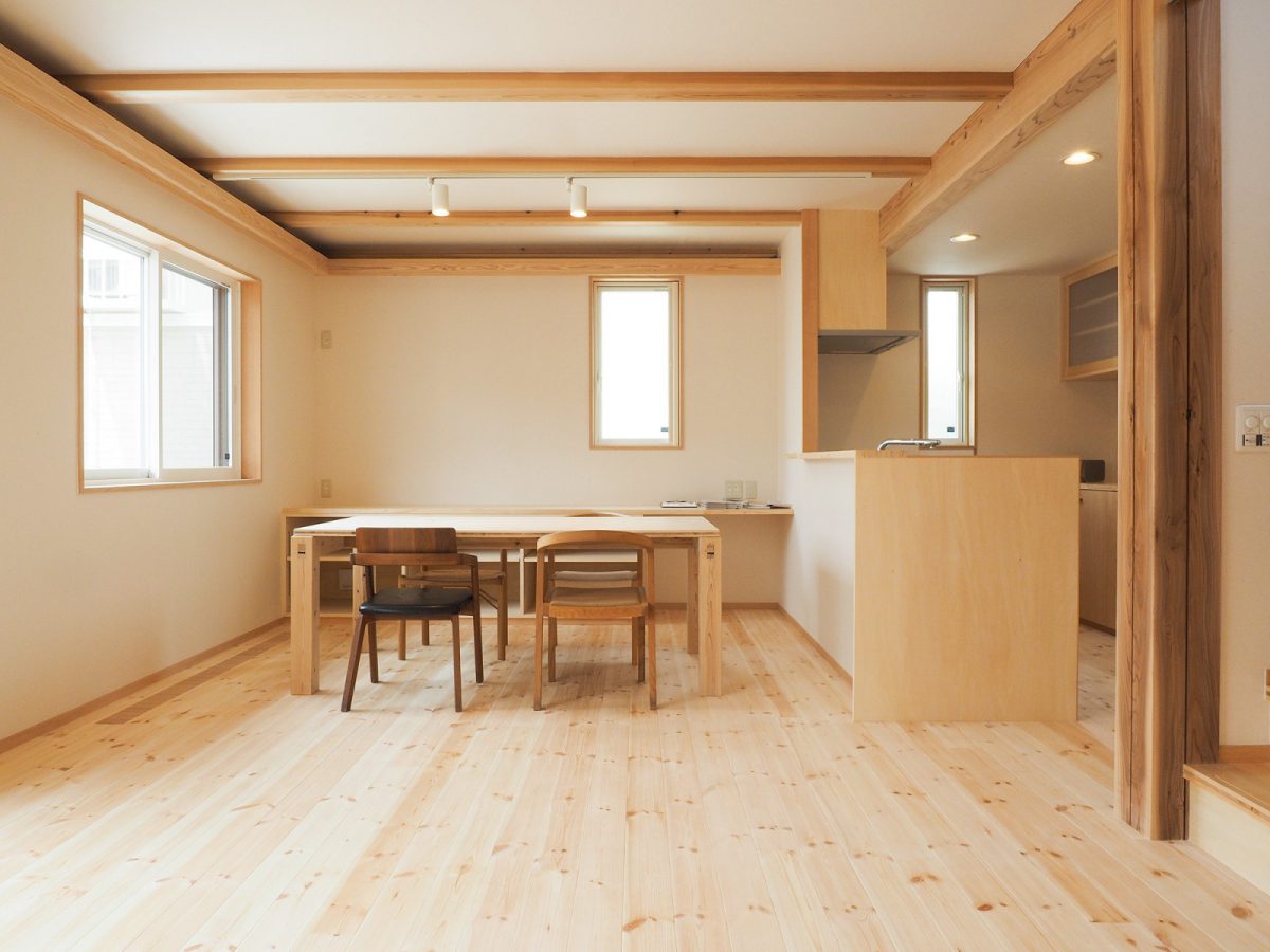 リビングからダイニングを眺める（今回の見楽会の建物です）