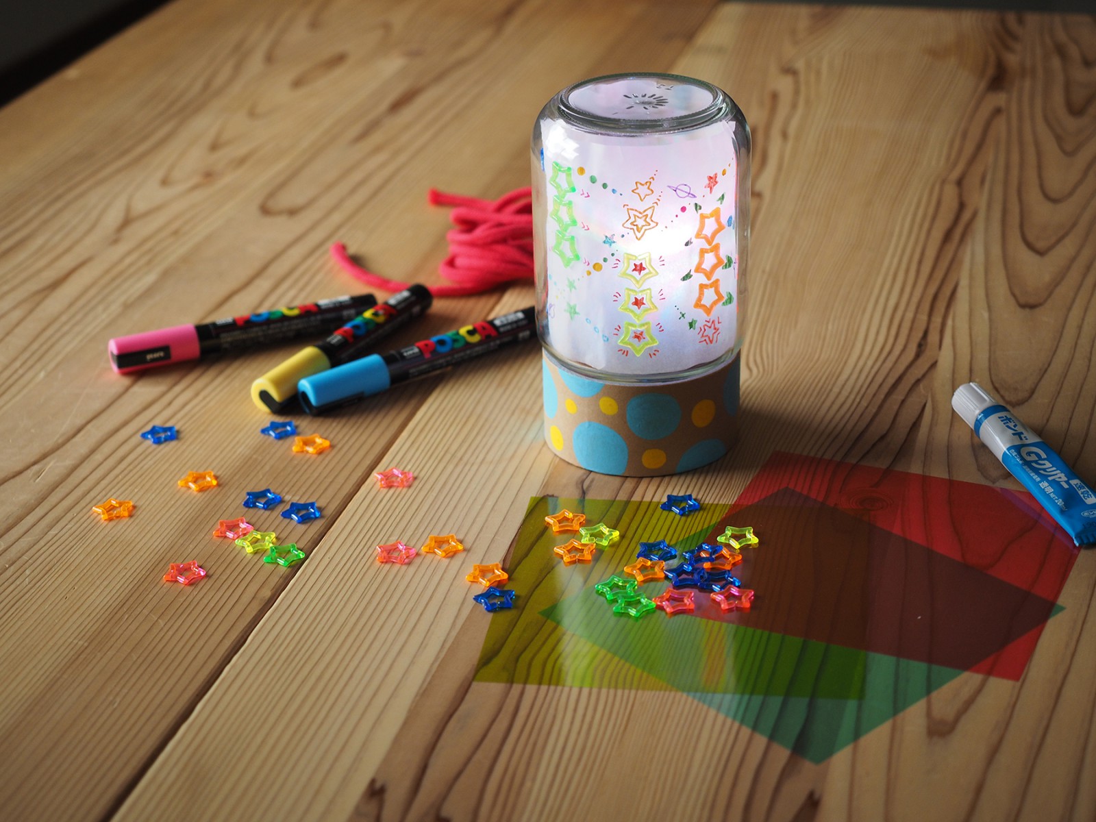 色々な材料を使って自分だけのオリジナル作品をつくります。