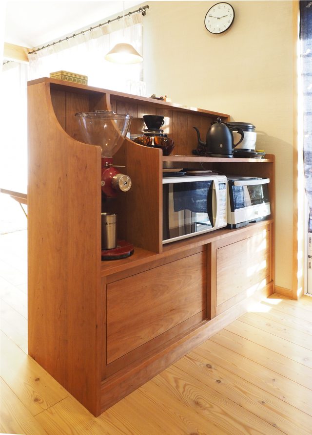 作家にオーダーした広葉樹のカウンター。こだわりの珈琲もここで淹れている