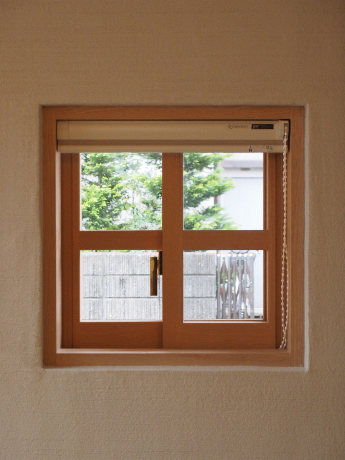 キッチン横の可愛らしい小さな木製窓