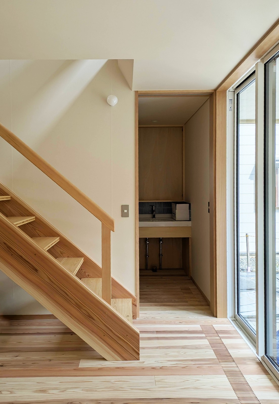 階段やLDKの動線の先に開口を設けて視線が抜ける
