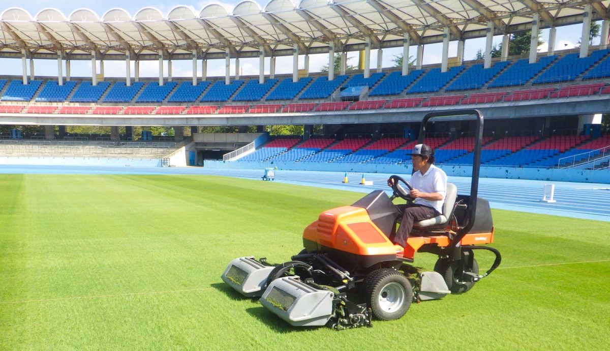 グラウンド整備の作業風景