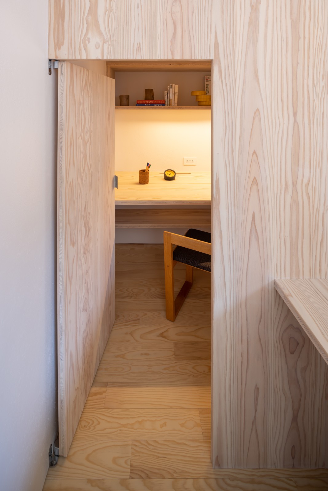 2階仕事部屋。約2畳ほどのスペースですが、とても集中できます。