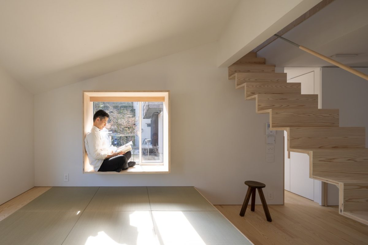 日当たりの良い1階小上がりスペース。窓ベンチに腰掛けて思い思いの時間を楽しめます。