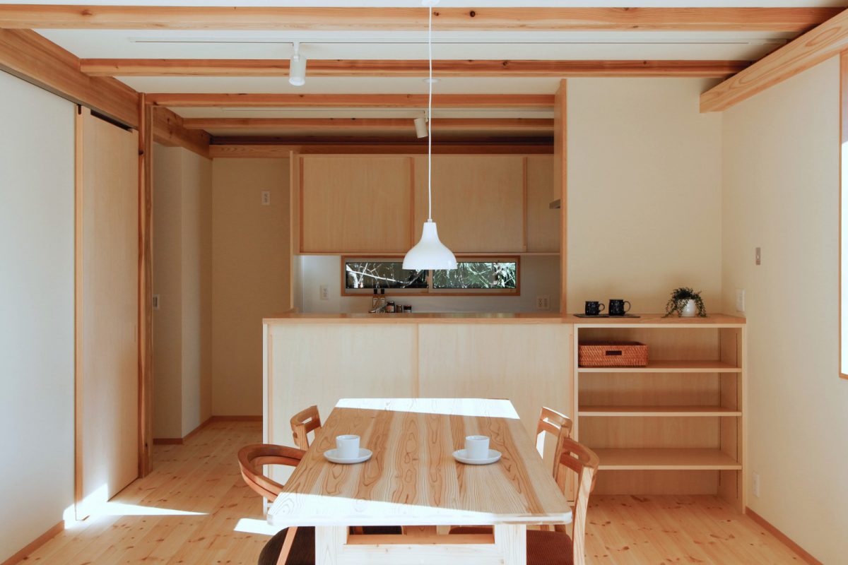 木と自然素材でつくる空間に、木の家具や建具が調和する