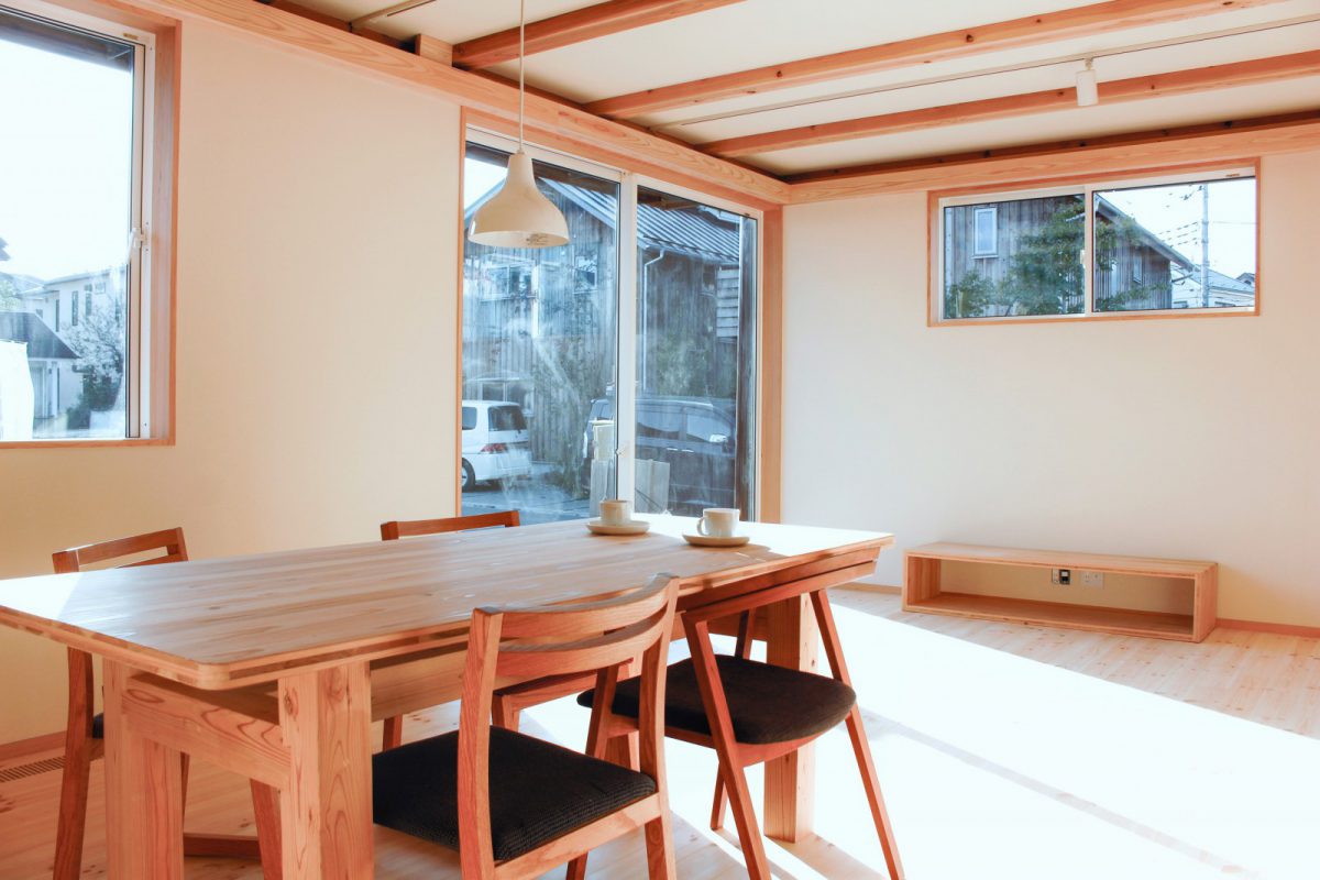 南西方向に大きな開口部を設けたリビング。秋から冬の陽射しを室内にとりこむ
