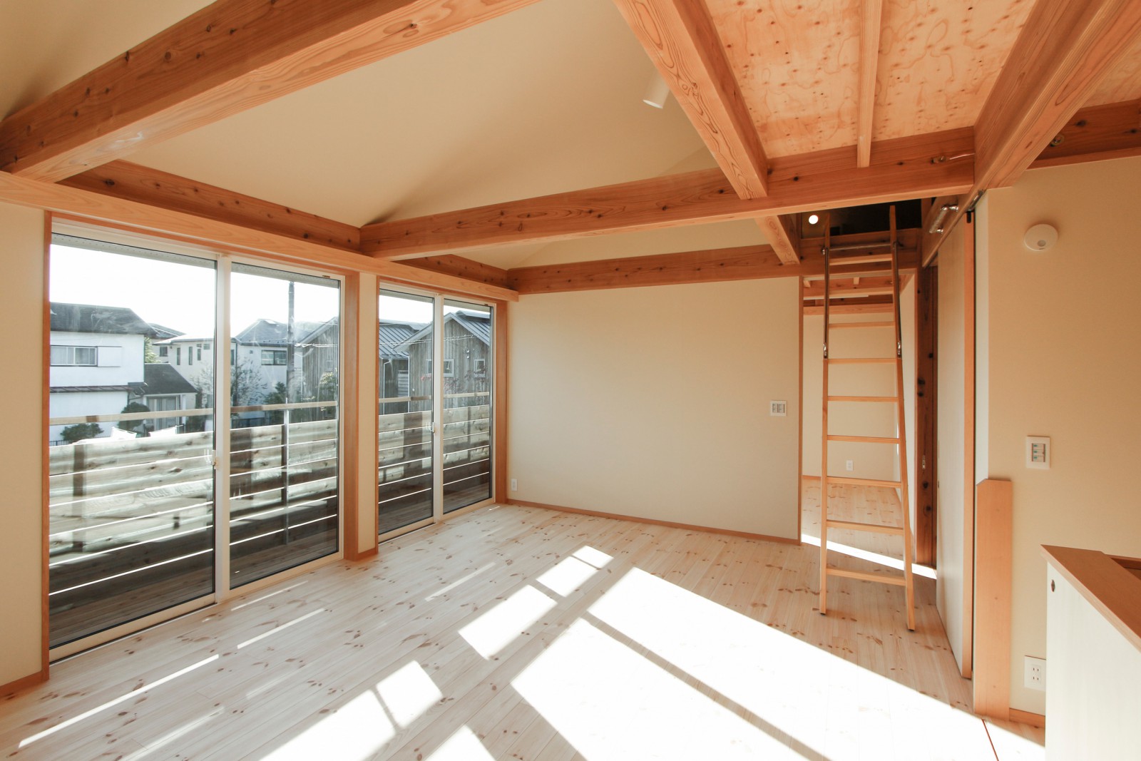 二階にも明るい光や風が入り込む。OMソーラーの全館暖房もあって家中があたたかな空間になる。