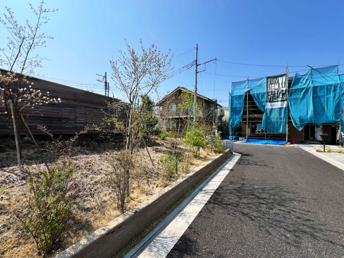 木々に葉が付きはじめた東大泉の郷