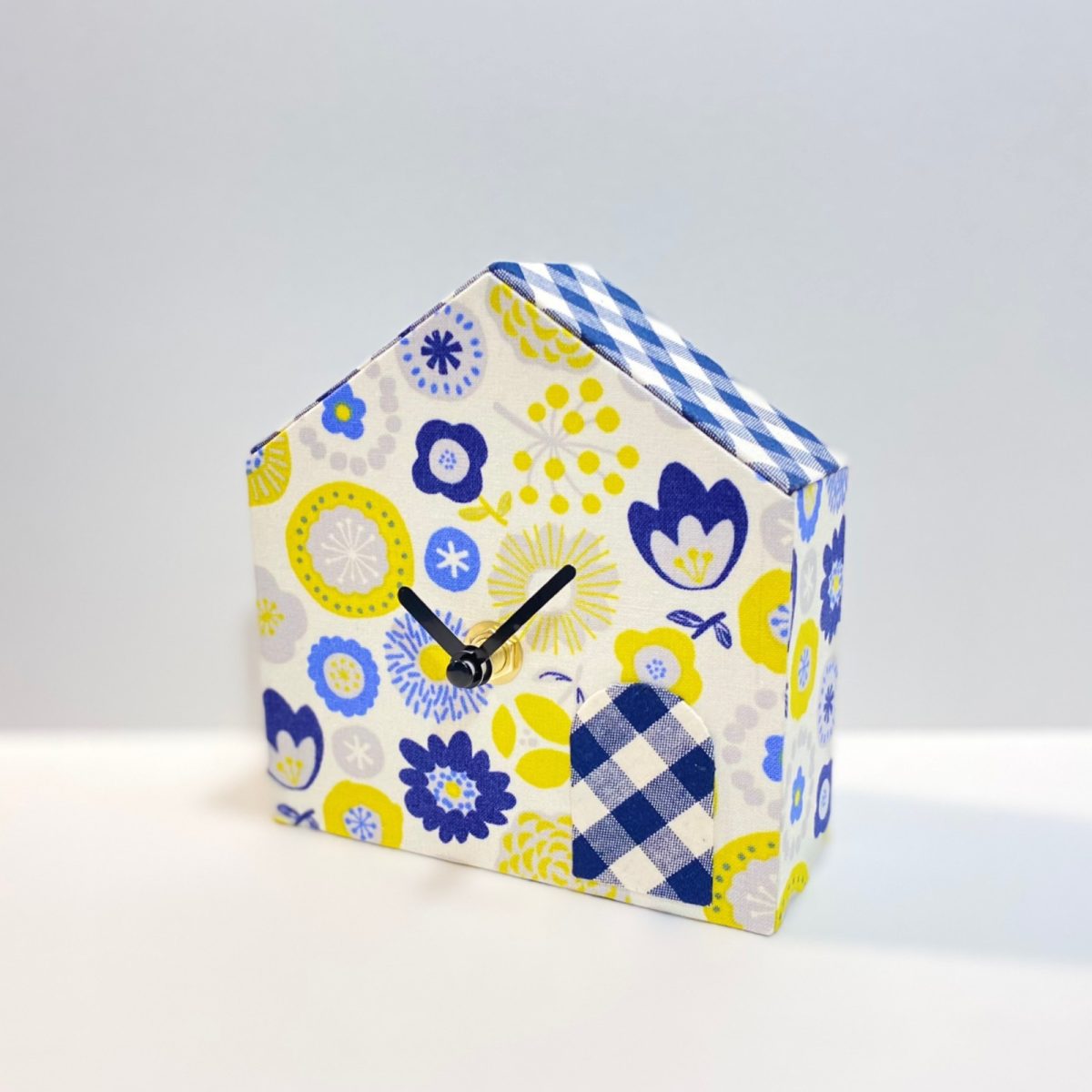 クオーツのカラーはブラック・白・シルバー・ゴールドの中から選んでご予約下さい。