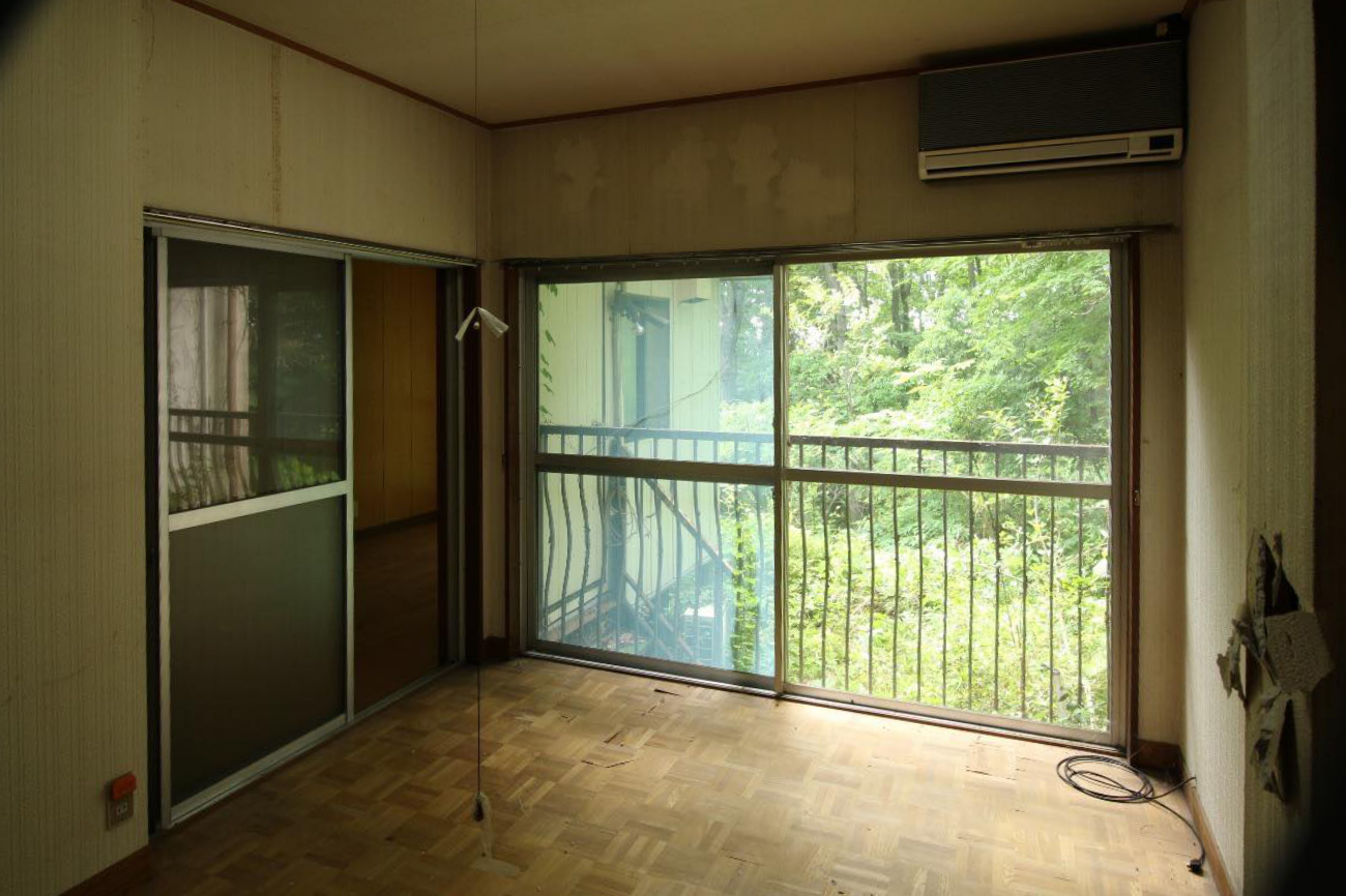 改装前の1階。もともとあった壁を取り壊して空間を広げている