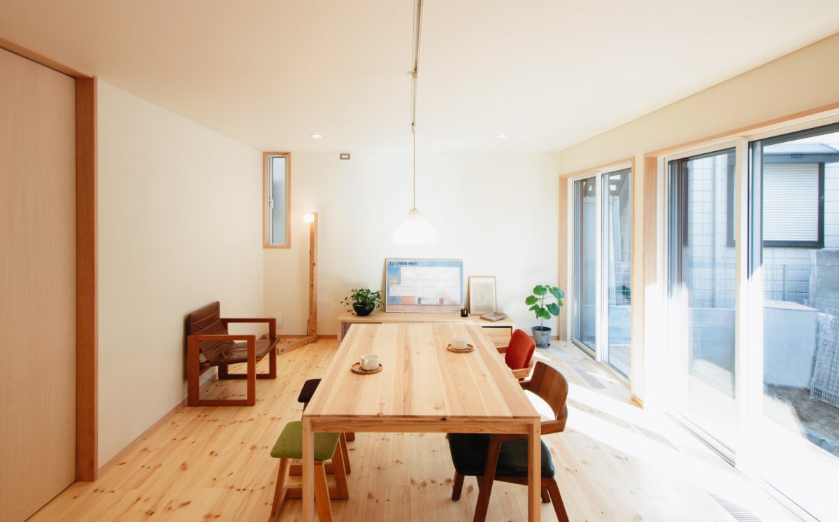 リビングダイニング。テーブルとローテーブル、スタンドライトは家具デザイナーの小泉誠さんデザインの「大工の手」。