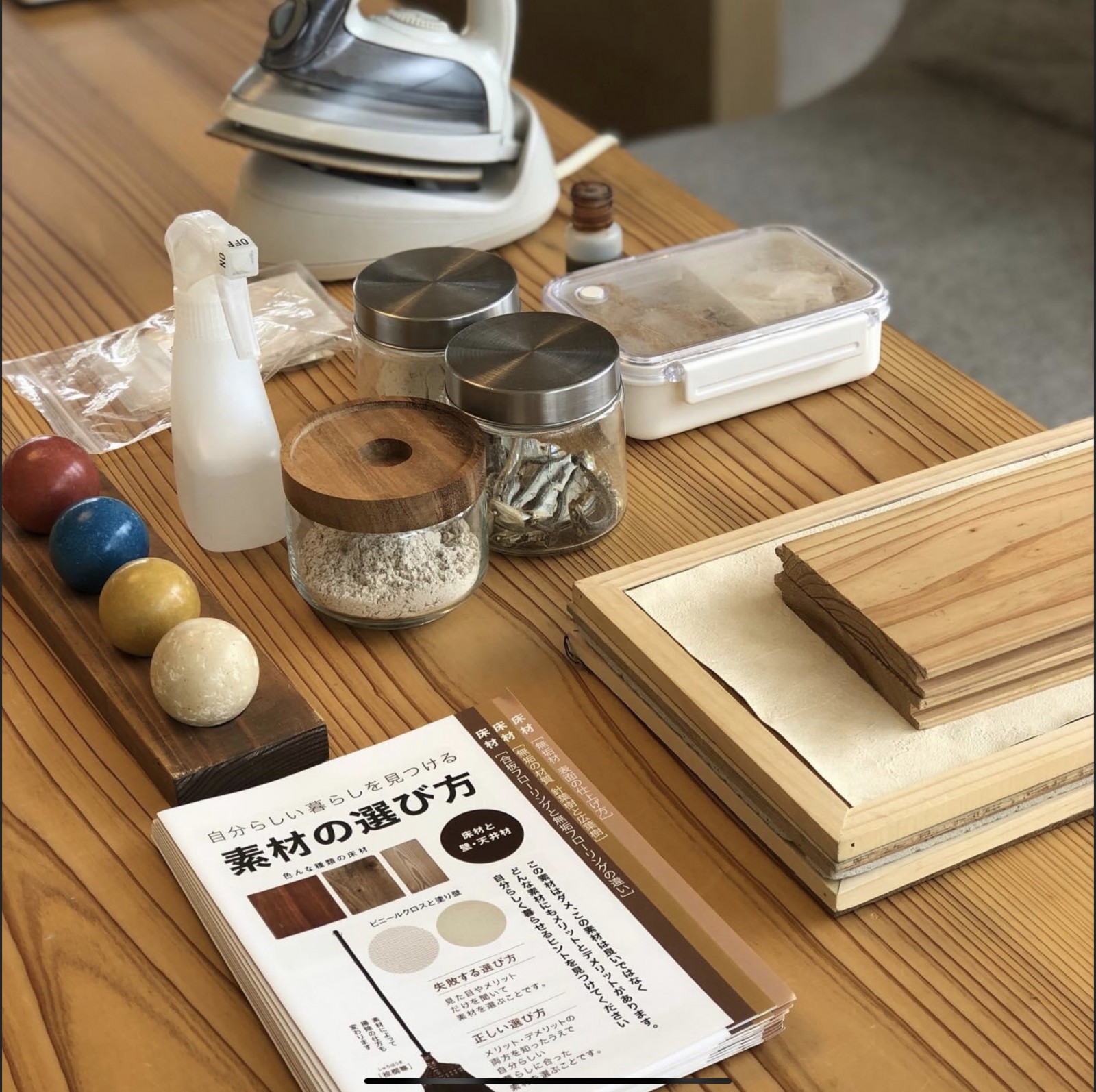 素材選び教室で用いるテキストや道具たち