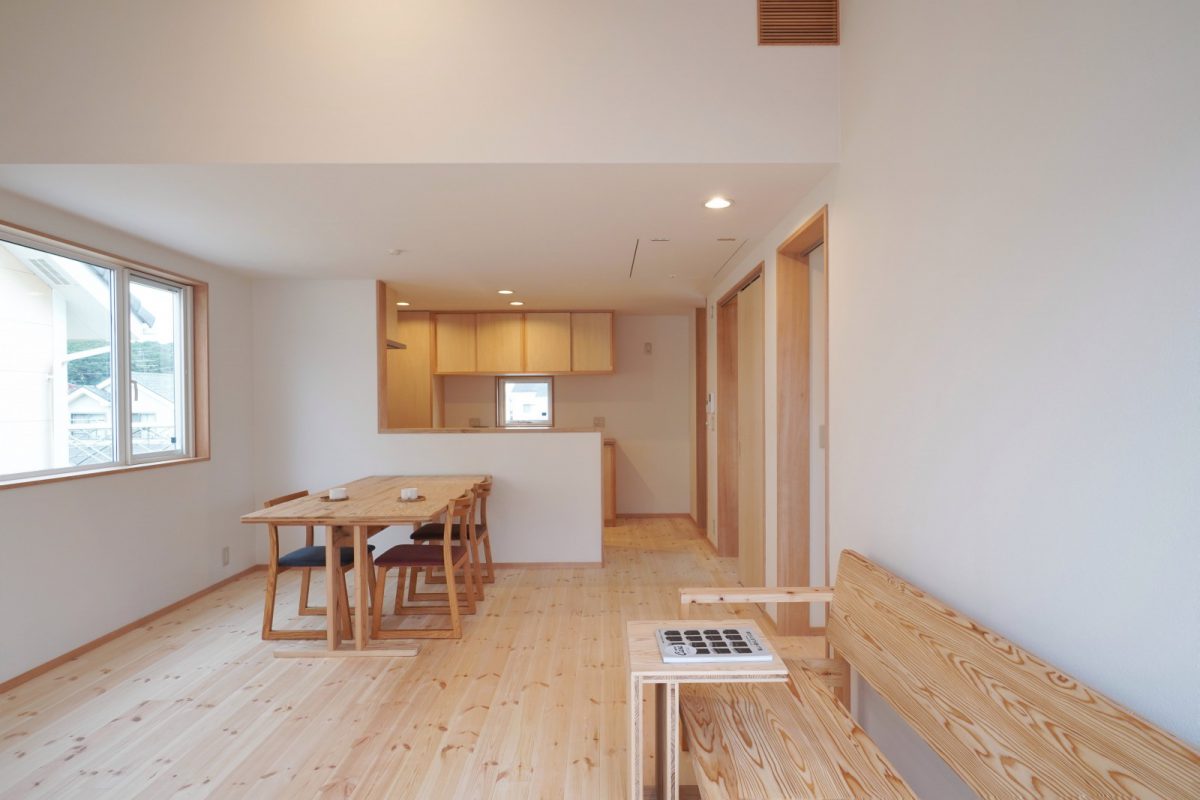 二階リビング。無垢のパイン材の床、壁は珪藻土をふくんだクロスを採用。小屋裏に全熱交換換気システム「PAtH」を設置して全館空調を行なっている
