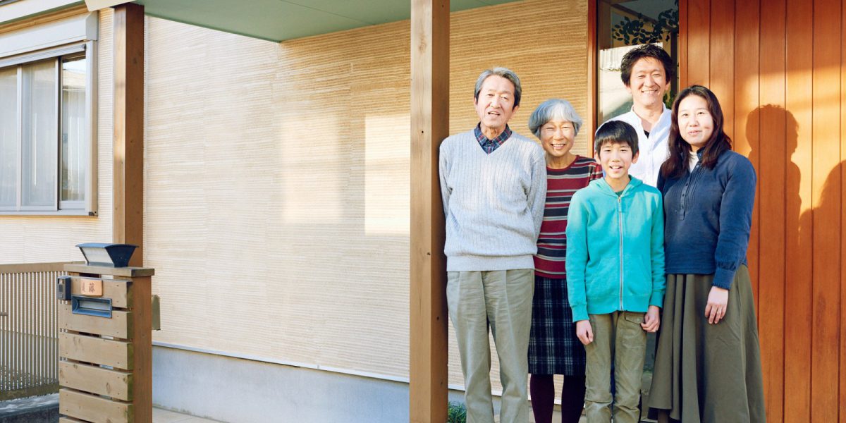 遠藤自身の家だけでなく、両親のご実家、奥様のご実家と全てOMソーラーを搭載したパッシブソーラーハウスでの家づくり。（出典：OMソーラー30周年記念インタビュー）