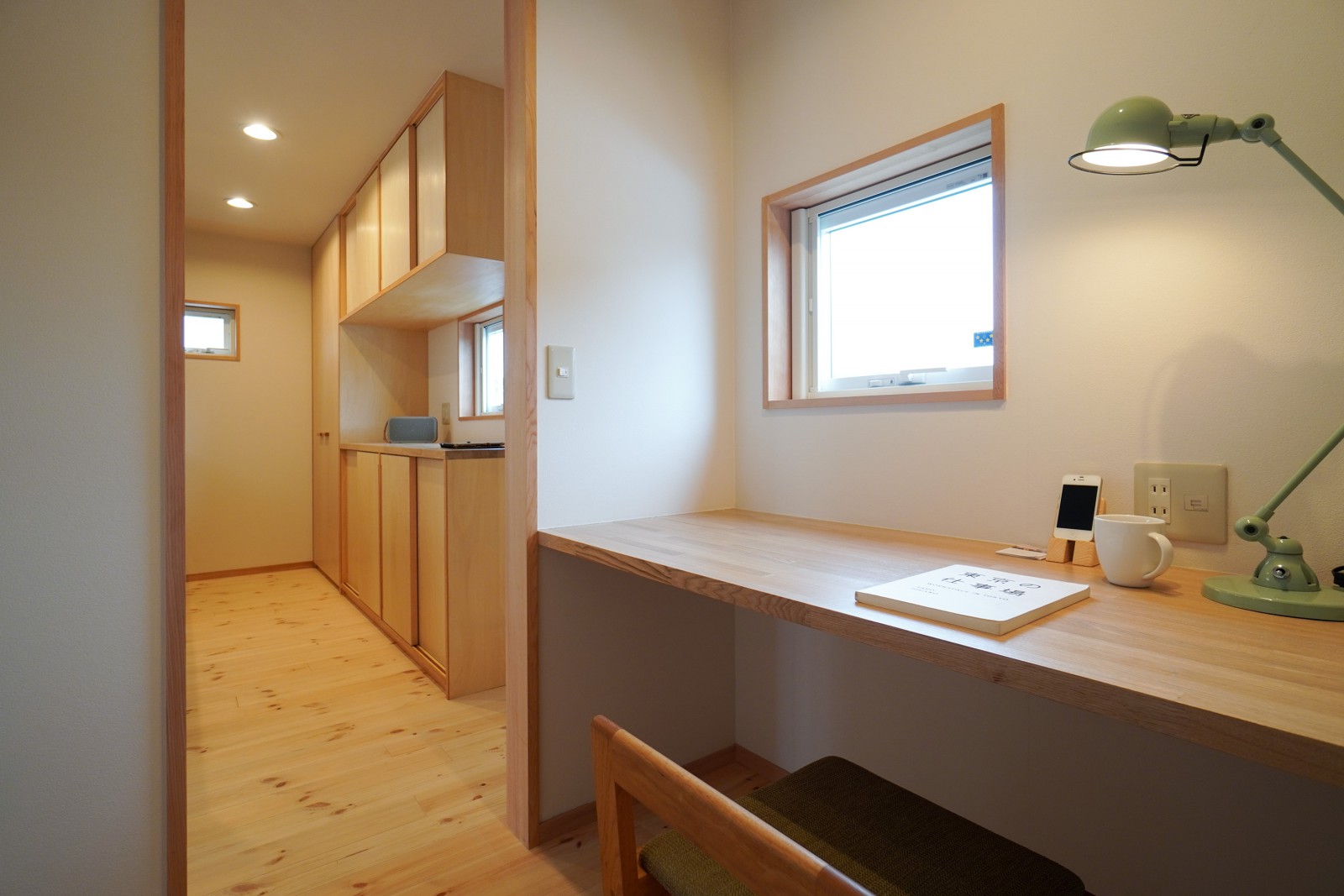 キッチン横のワークスペースを設けて、在宅勤務にも対応しやすい