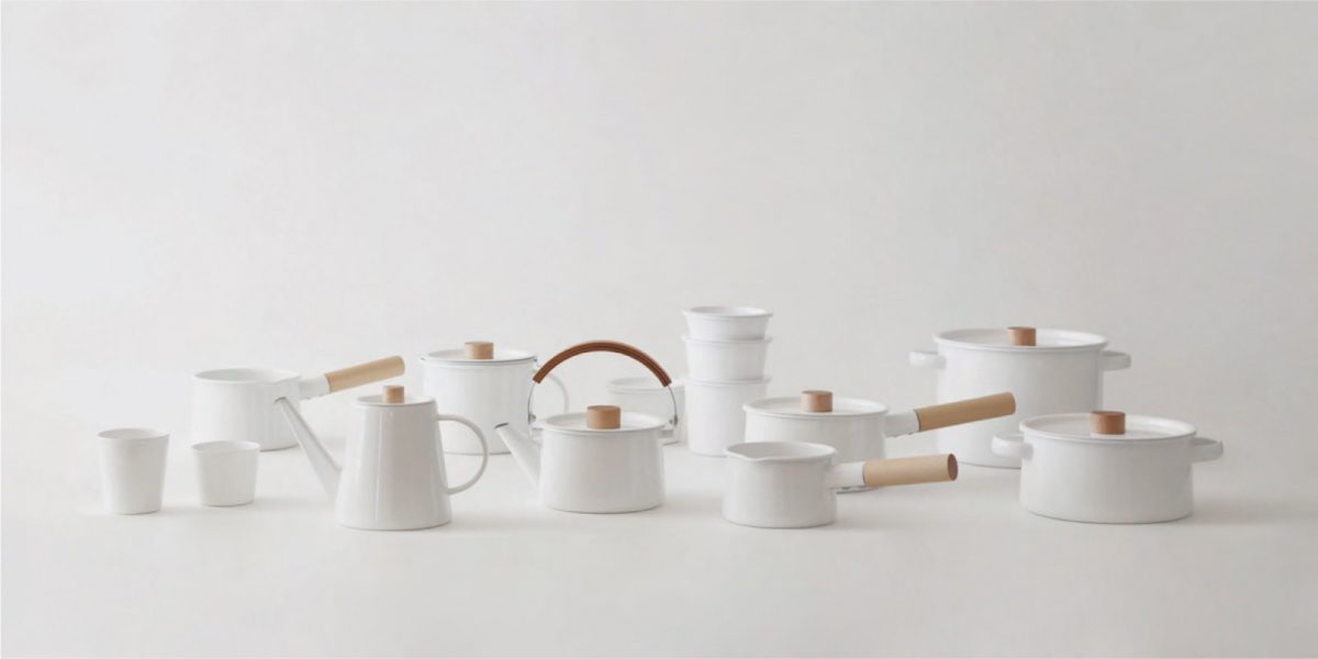 kaicoシリーズ　大きな開口で洗いやすい形、持ちやすく熱くならない大きな木の取手、熱を受けるための底の広い形、素材に琺瑯と日本の白木をつかい、素直に形にしてく中でいさぎよい形が生まれました。