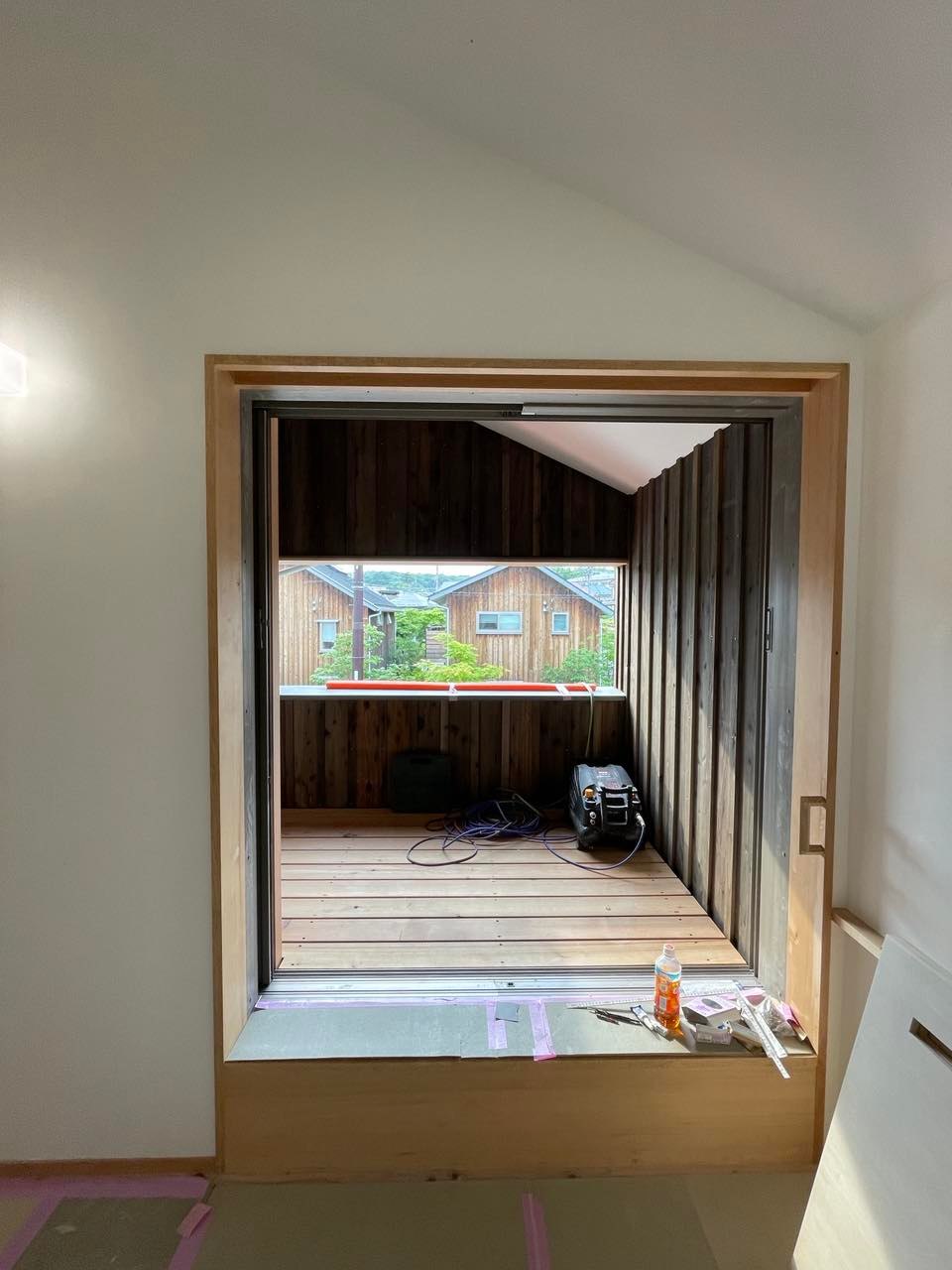 半屋外のバルコニー