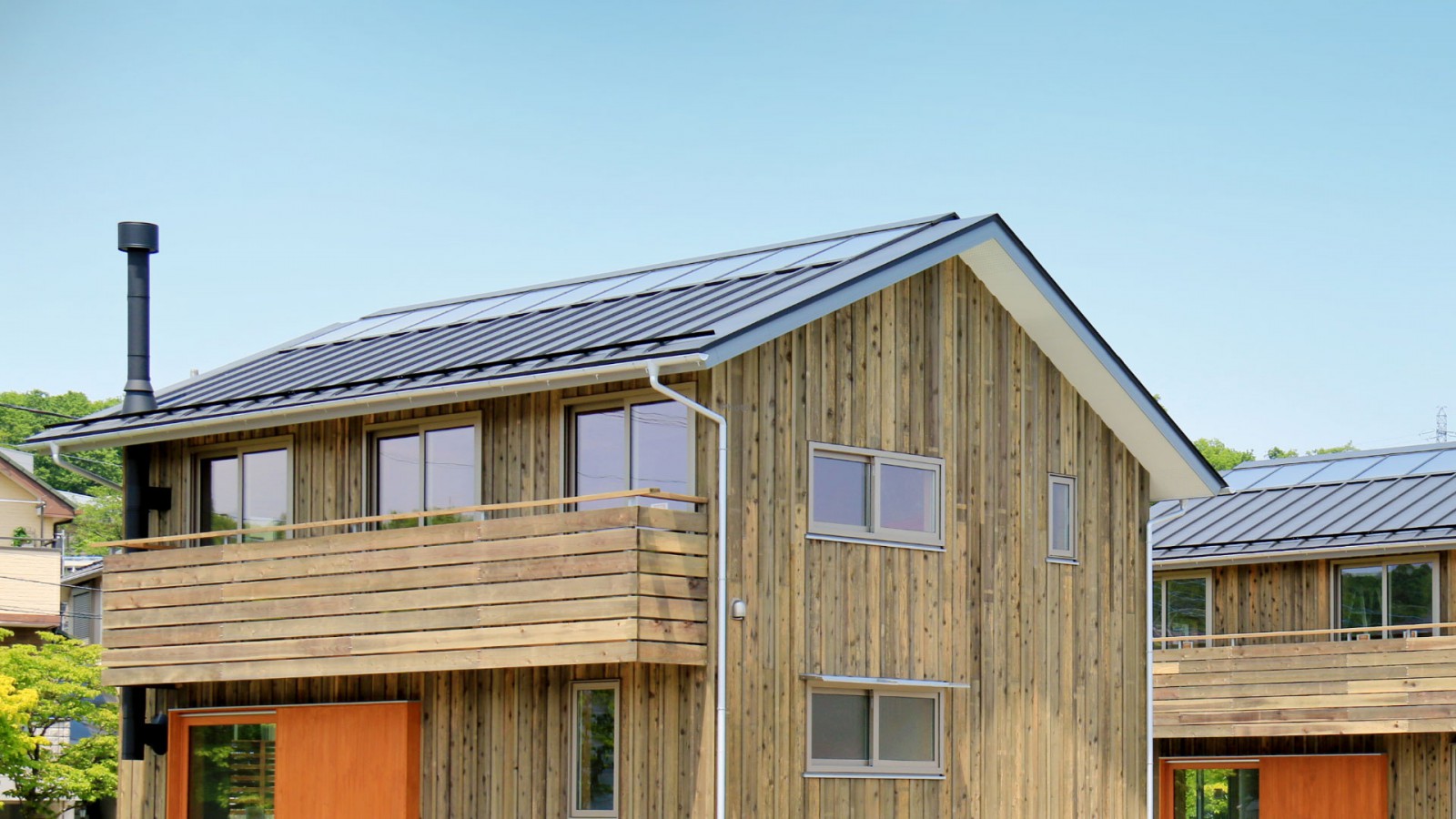 ソーラータウン八国山ではOMソーラーを搭載し板張りの木の家が建ち並び、造園家の小林賢二さんの庭とともに街並みとコミュニティが生まれてきています。