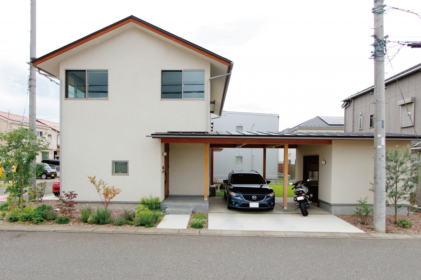 家とつながるガレージと庭のある暮らし