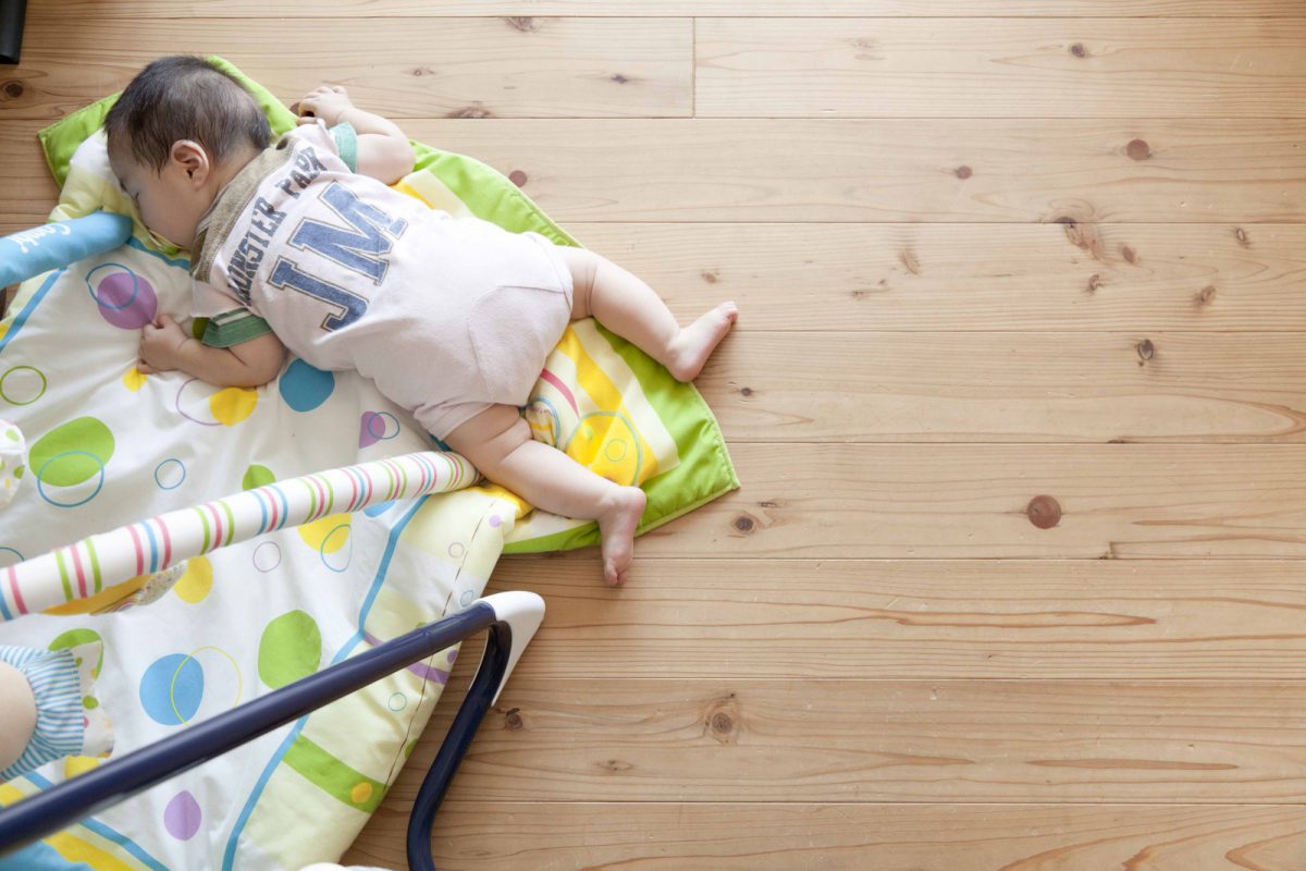 やわらかい無垢材の床